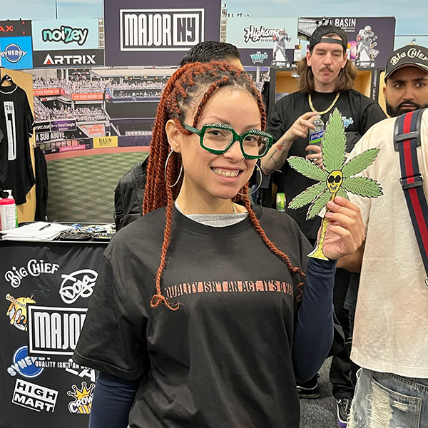 Sam @ Major NY gets Lussi goosey with Weed Dude at Hall Of Flowers NYC Sam @ Major NY gets Lussi goosey with Weed Dude at Hall Of Flowers NYC