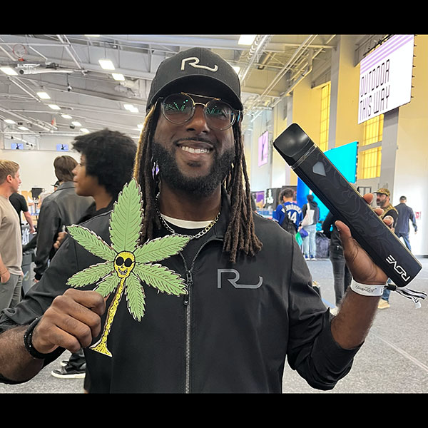 Color Weed Dude impressed by the Rove Brand man with the Long Black Vape at Hall Of Flowers NYC Color Weed Dude impressed by the Rove Brand man with the Long Black Vape at Hall Of Flowers NYC