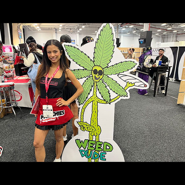 weeddude10_MunchieBabe2_600 Very Munchie babe meets Weed Dude @ Hall Of Flowers NYC 2026