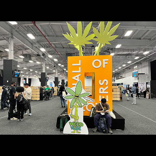 weeddude3_HoF_lookslikeweedmadeit4_600 Looks like Weed made it! Weed Dude scopes out Hall of Flowers NYC 2026